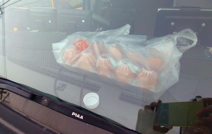 【画像あり】子供を車内に放置してパチンコするのがどれほど危険なことなのか…炎天下、車内に卵を放置した結果に背筋が凍るｗｗｗ