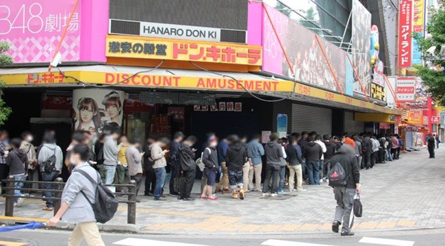 【悲報】秋葉原のパチンコ店に平日朝9時の時点で1000人以上並んでしまうｗ