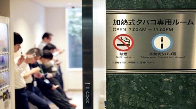 パチンコ業界に激震!!「紙巻たばこ」と「加熱式タバコ」それぞれの専用喫煙室が必要となる可能性も…
